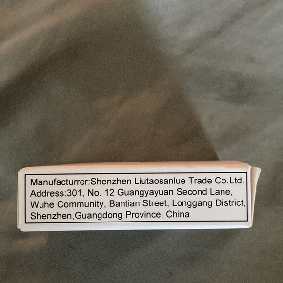 Ear buds for iPhone and androids 😍host-pick! - Picture 4 of 5